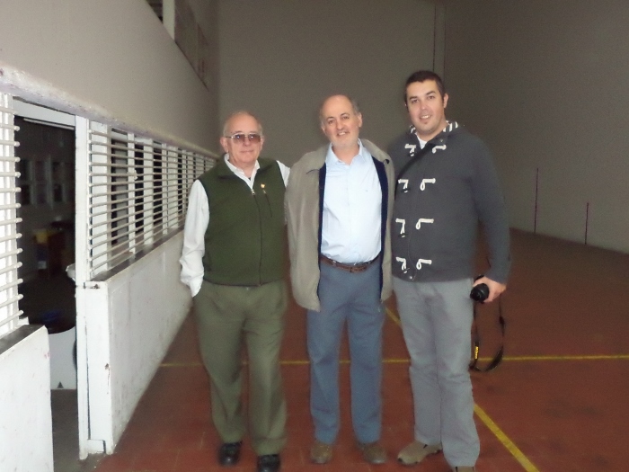 Visita el pasado mayo a la porteña Iparraldeko Euskal Etxea. En la imagen, en la cancha de la institución, junto a Juan Carlos Ibarrola, prosecretario, los historiadores Marcelino Irianni y Jon Ander Ramos